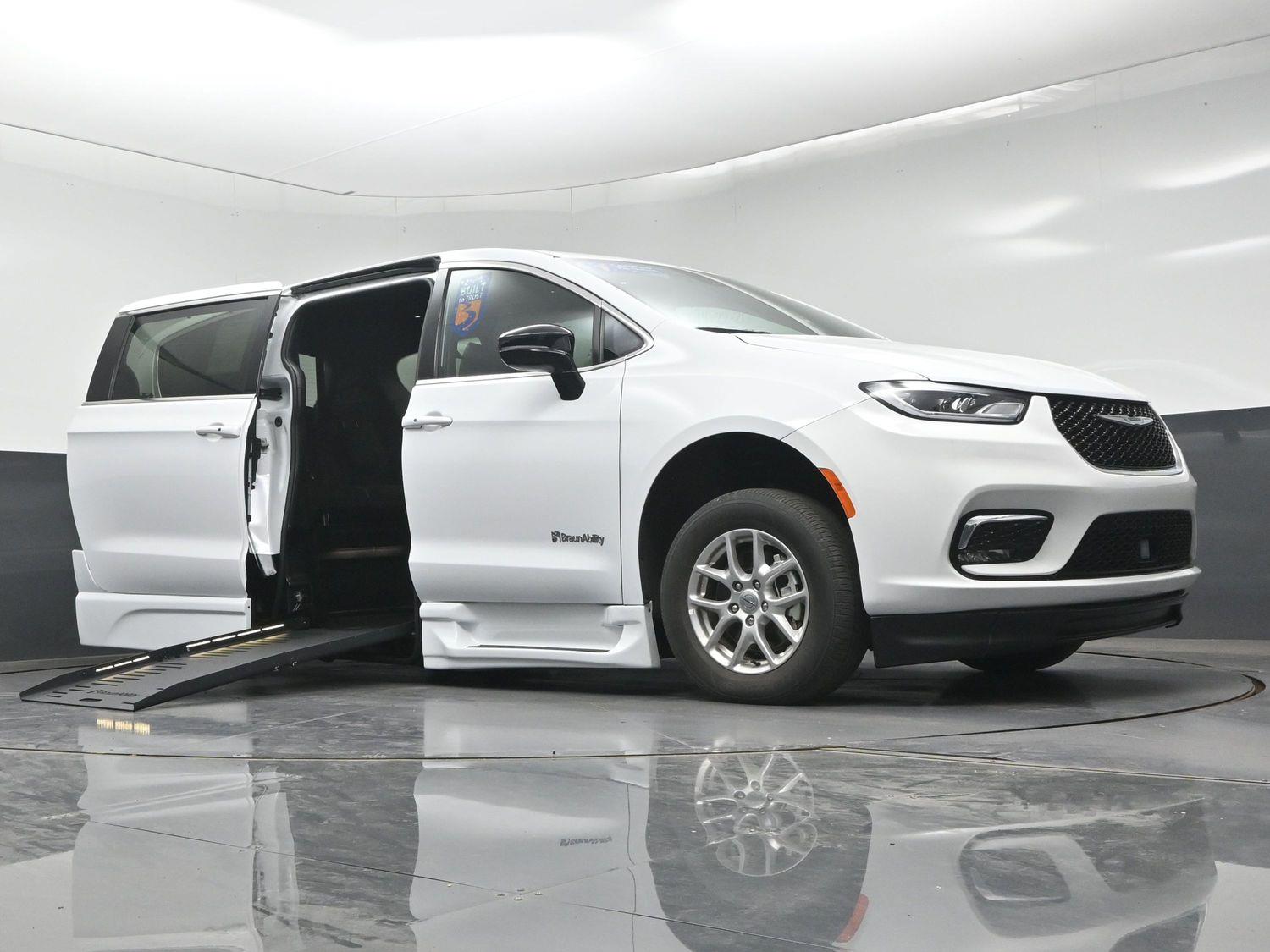 Certified Pre-Owned 2025 Chrysler Pacifica Select