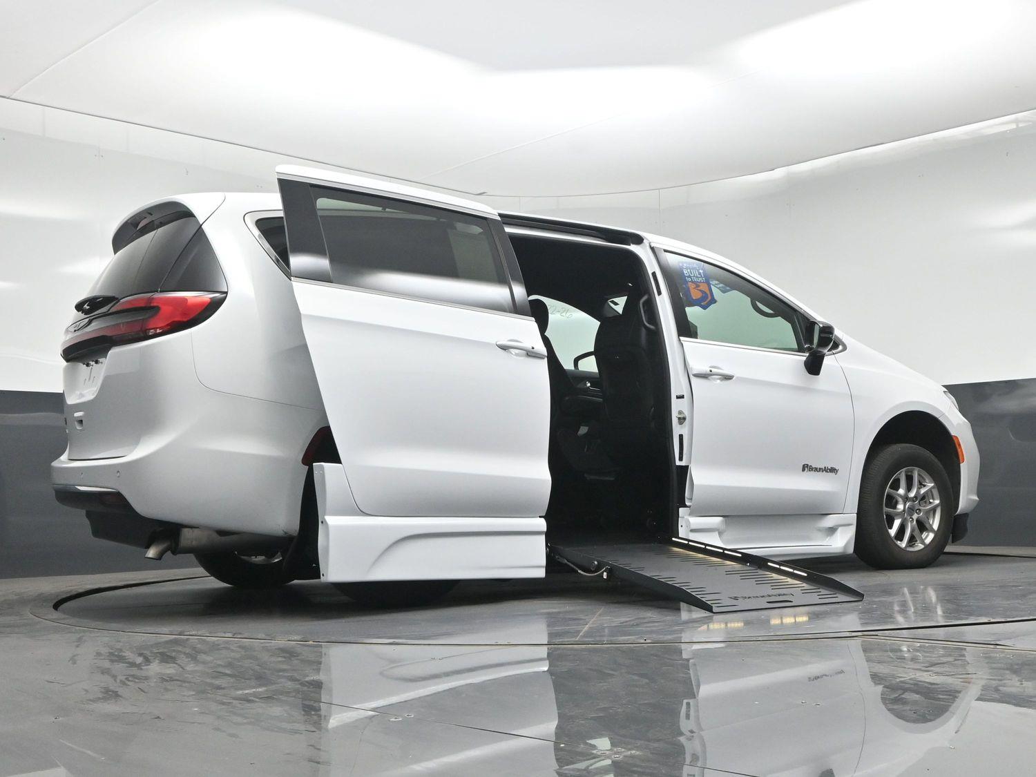 Certified Pre-Owned 2025 Chrysler Pacifica Select
