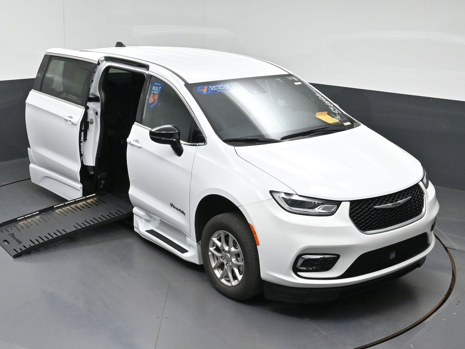 Certified Pre-Owned 2025 Chrysler Pacifica Select