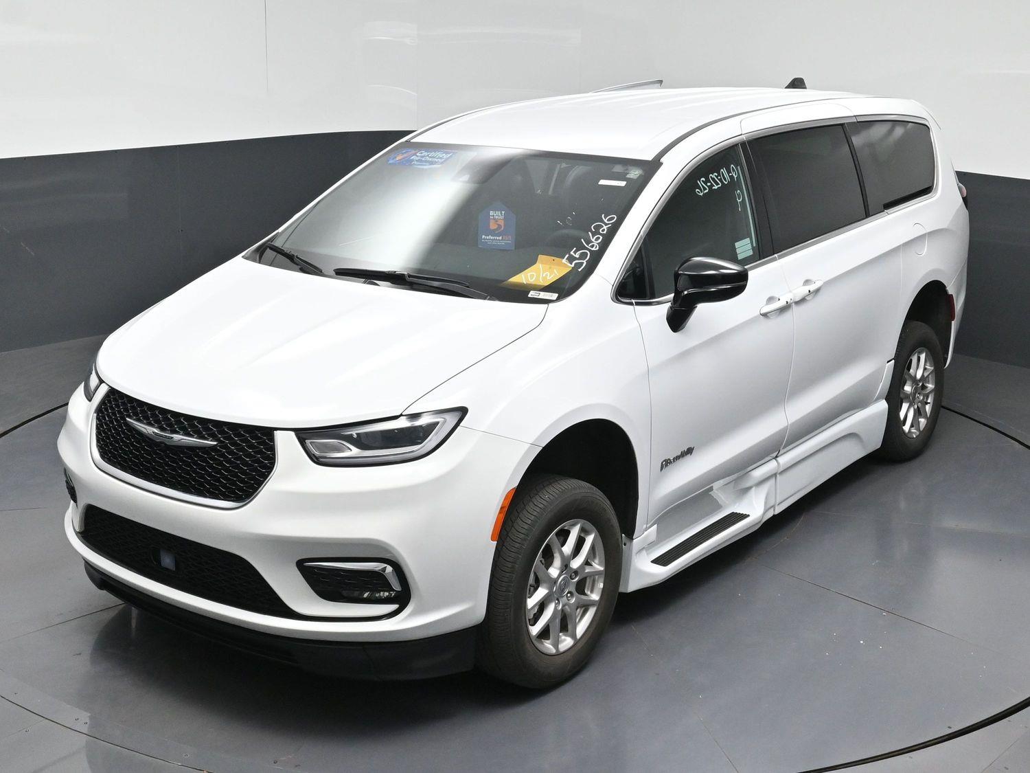 Certified Pre-Owned 2025 Chrysler Pacifica Select