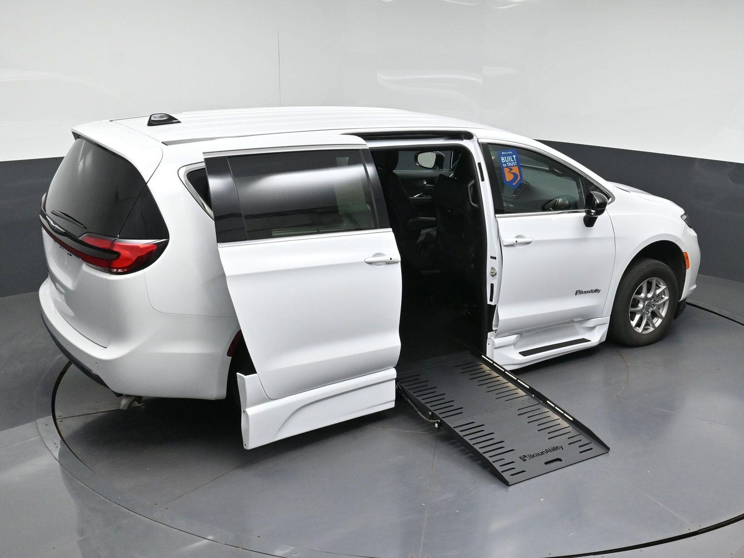 Certified Pre-Owned 2025 Chrysler Pacifica Select