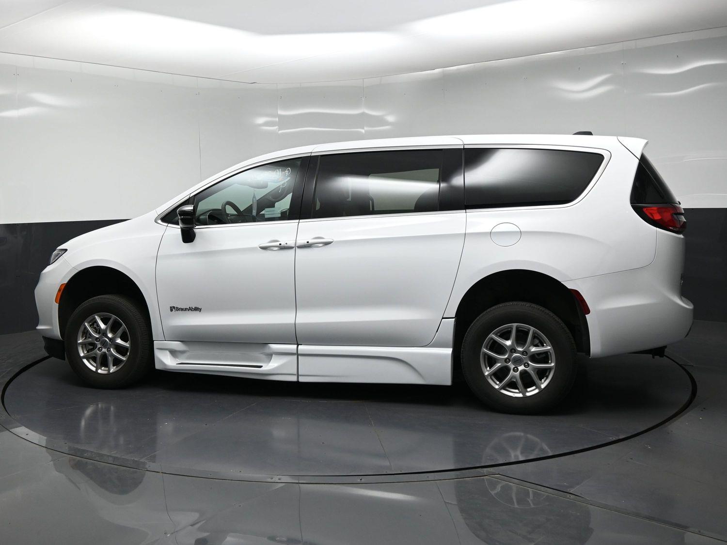 Certified Pre-Owned 2025 Chrysler Pacifica Select