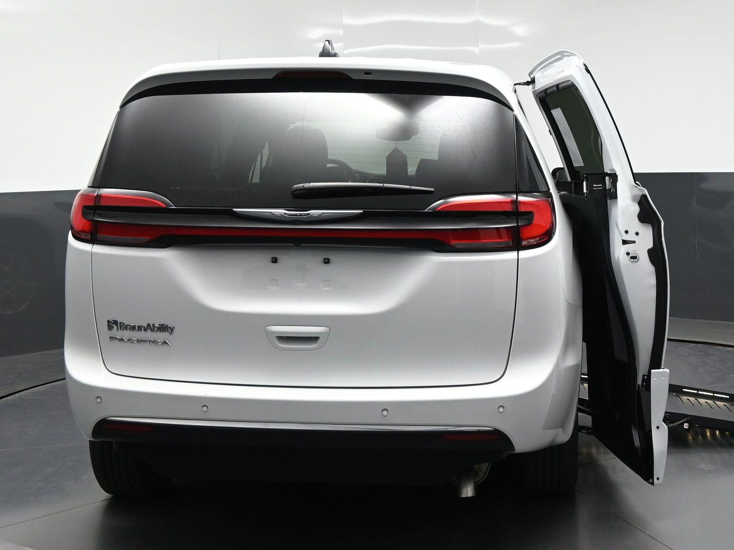 Certified Pre-Owned 2025 Chrysler Pacifica Select