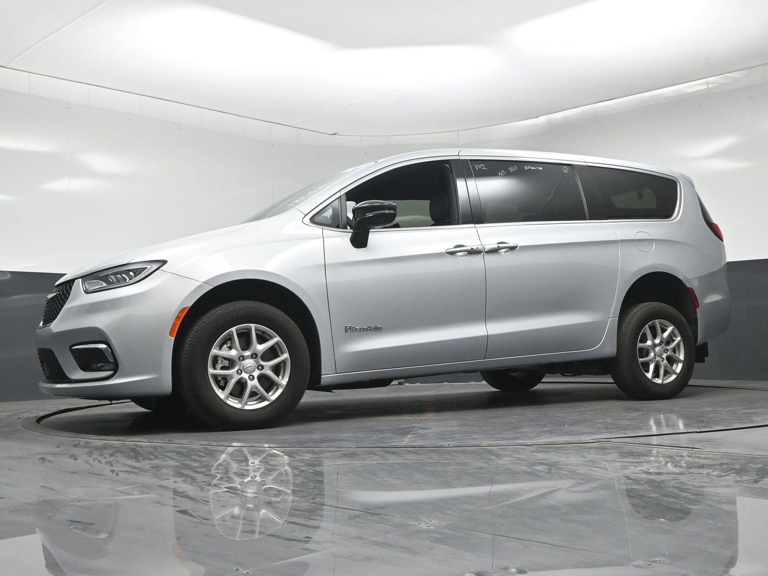 Pre-Owned 2026 Chrysler Pacifica Select - 27l