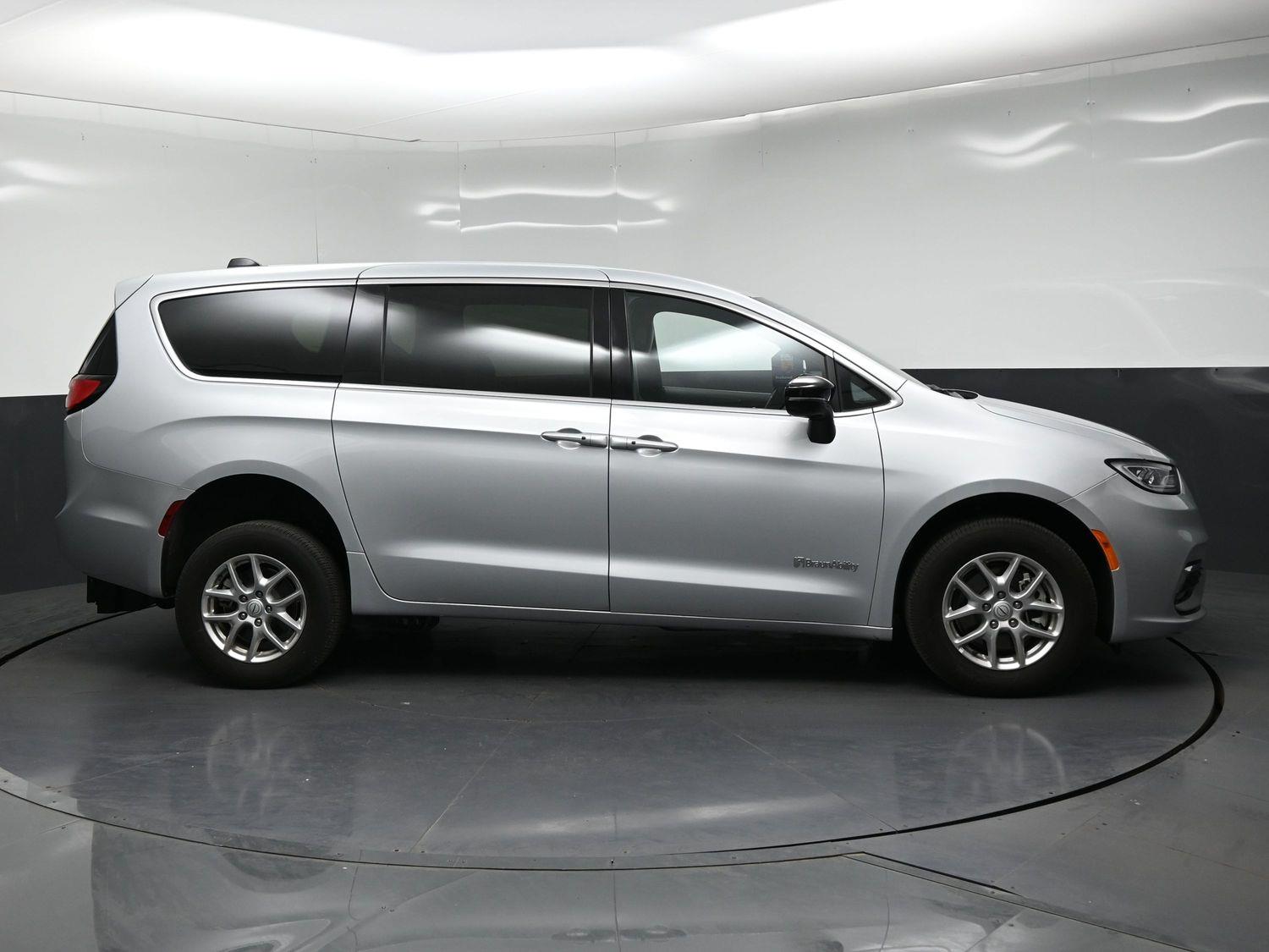 Pre-Owned 2026 Chrysler Pacifica Select - 27l