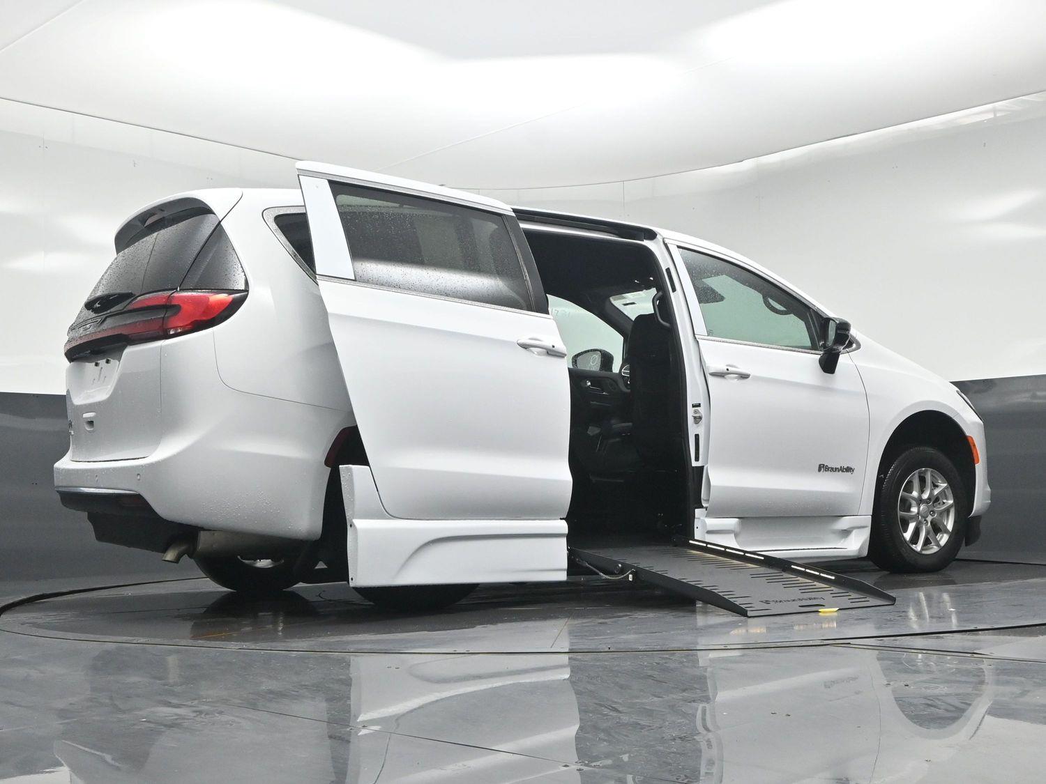 New 2027 Chrysler Pacifica Select