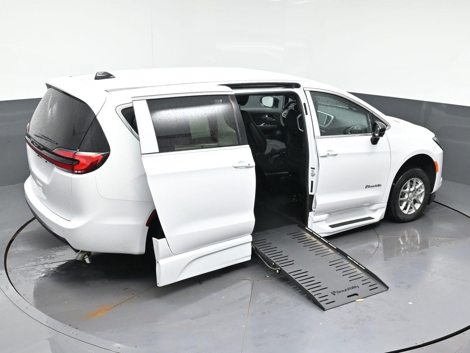 New 2027 Chrysler Pacifica Select