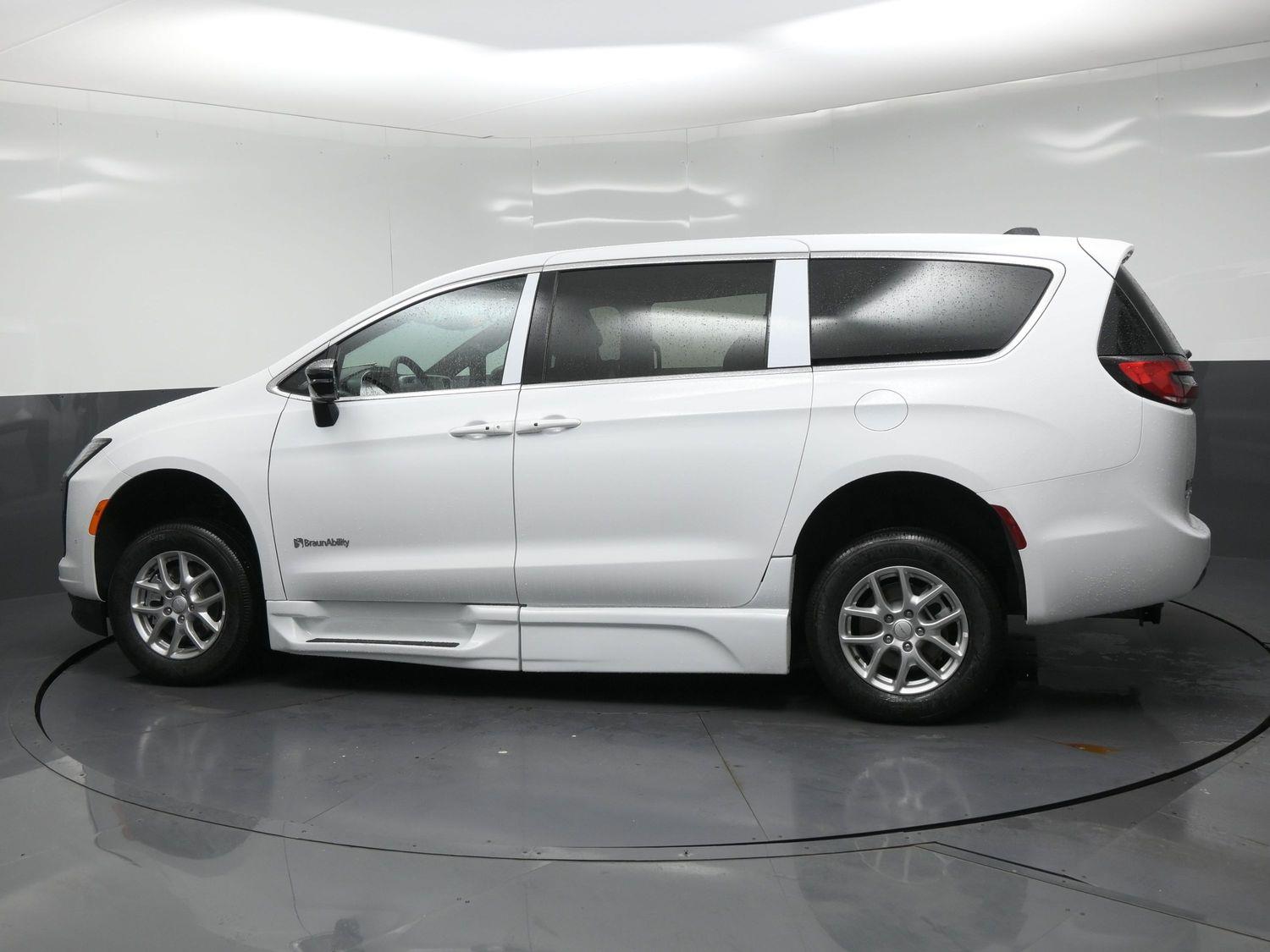 New 2027 Chrysler Pacifica Select