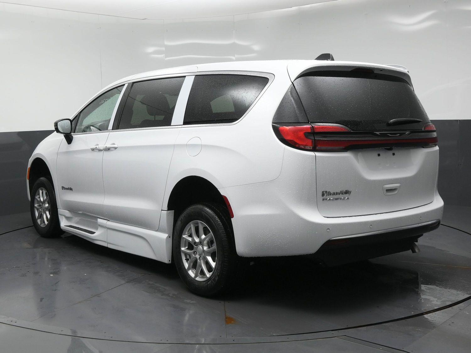 New 2027 Chrysler Pacifica Select
