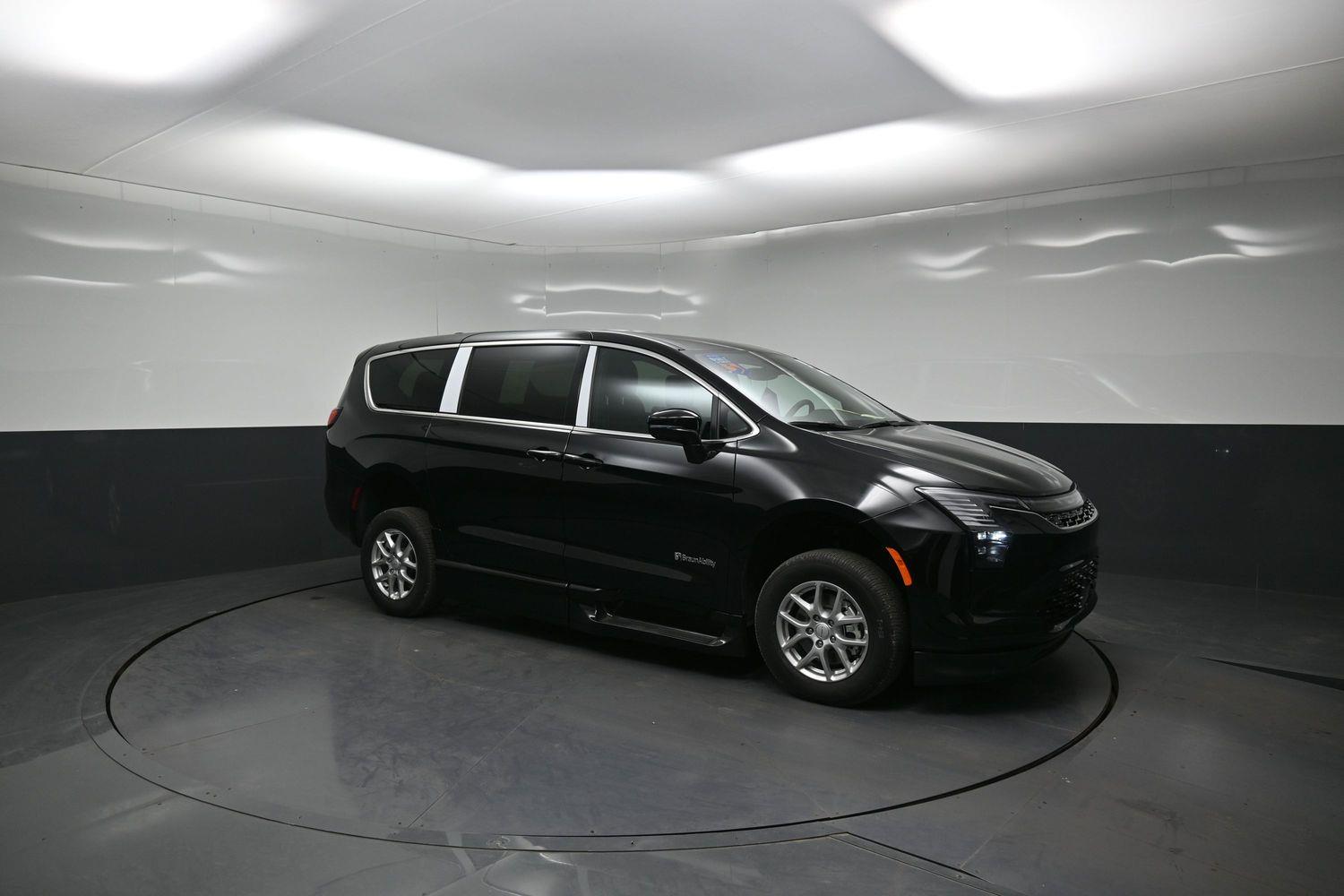 New 2027 Chrysler Pacifica Select