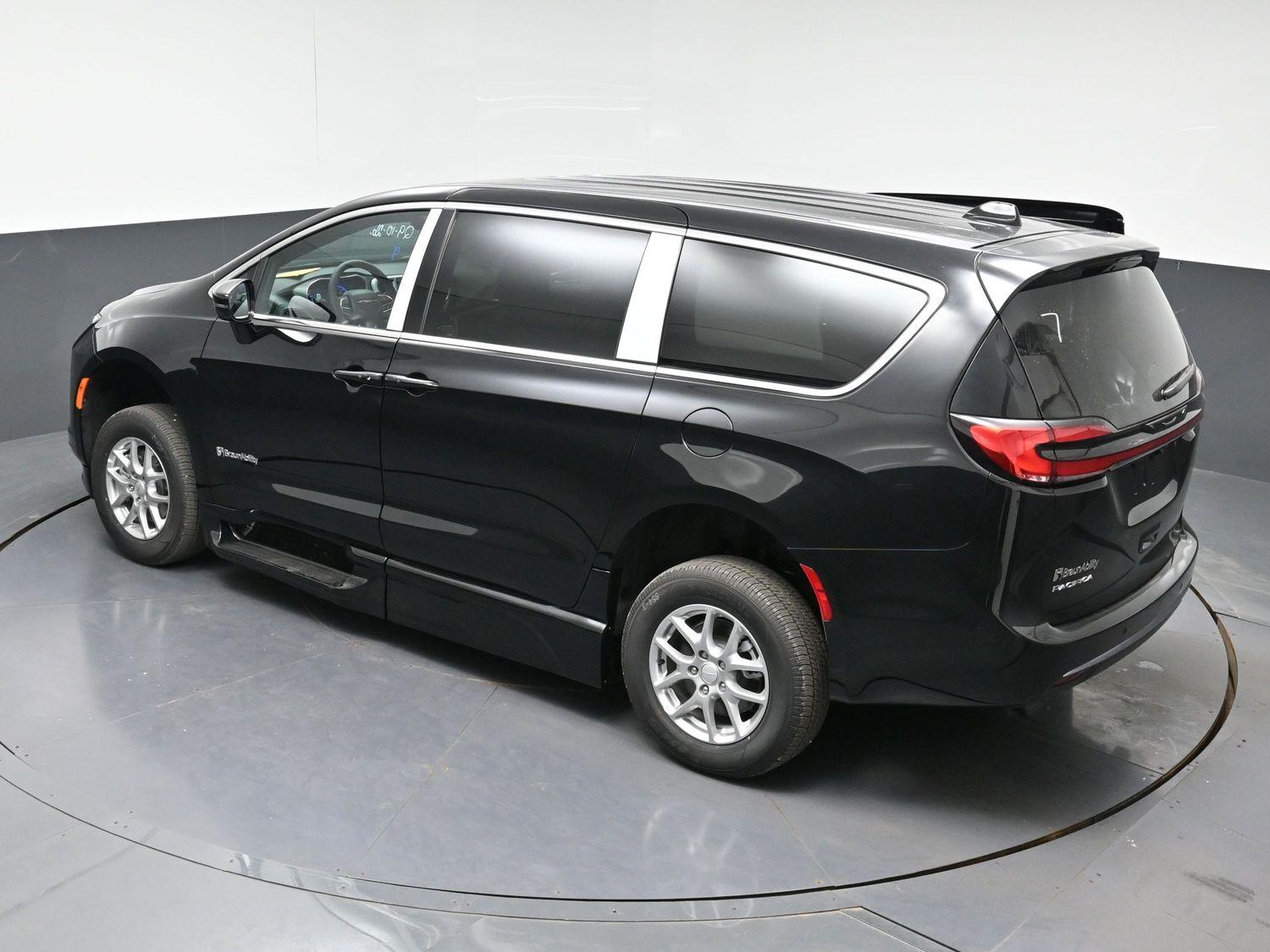 New 2027 Chrysler Pacifica Select