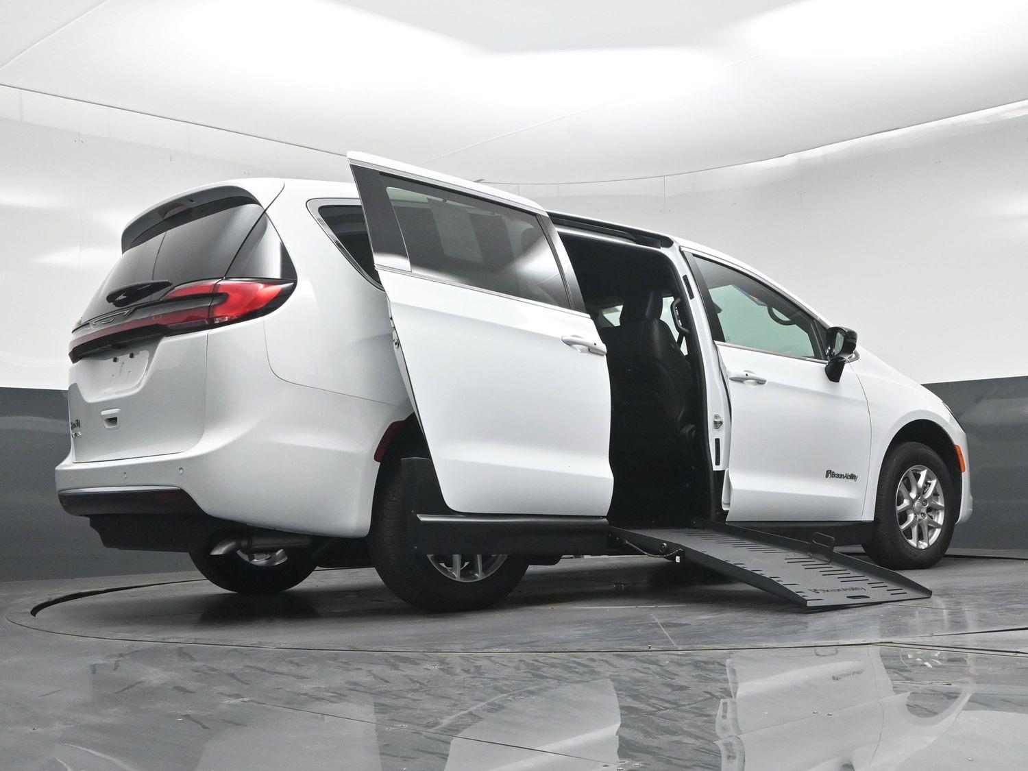 New 2027 Chrysler Pacifica Select