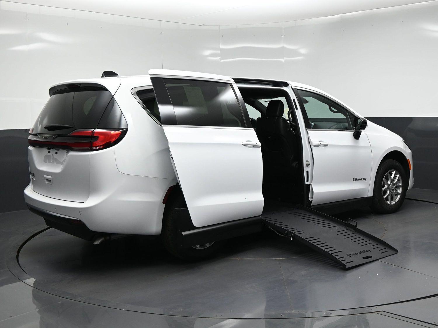 New 2027 Chrysler Pacifica Select