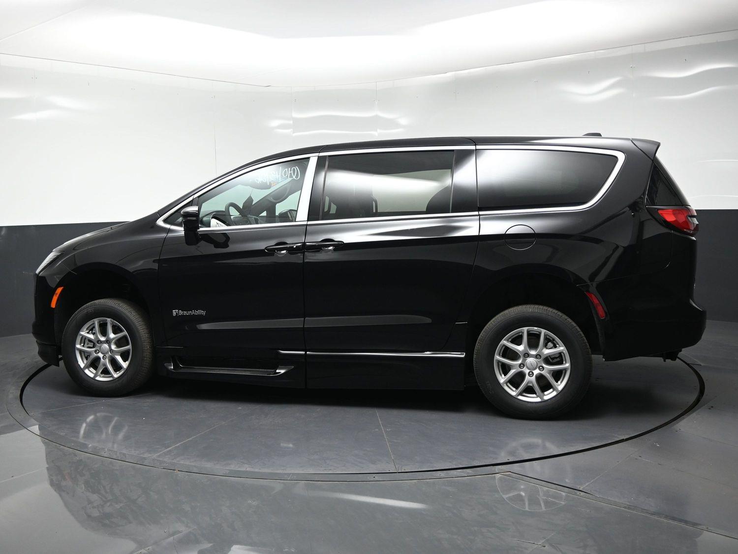 New 2027 Chrysler Pacifica Select