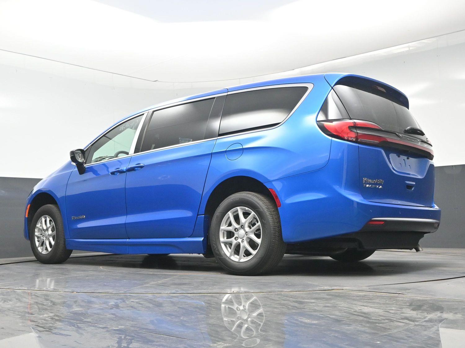 New 2027 Chrysler Pacifica Select