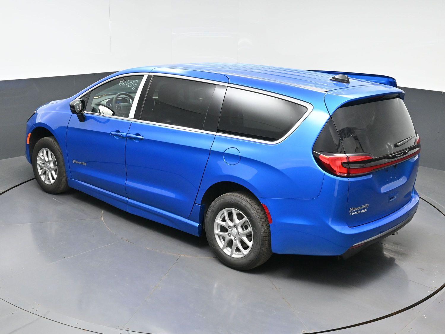 New 2027 Chrysler Pacifica Select