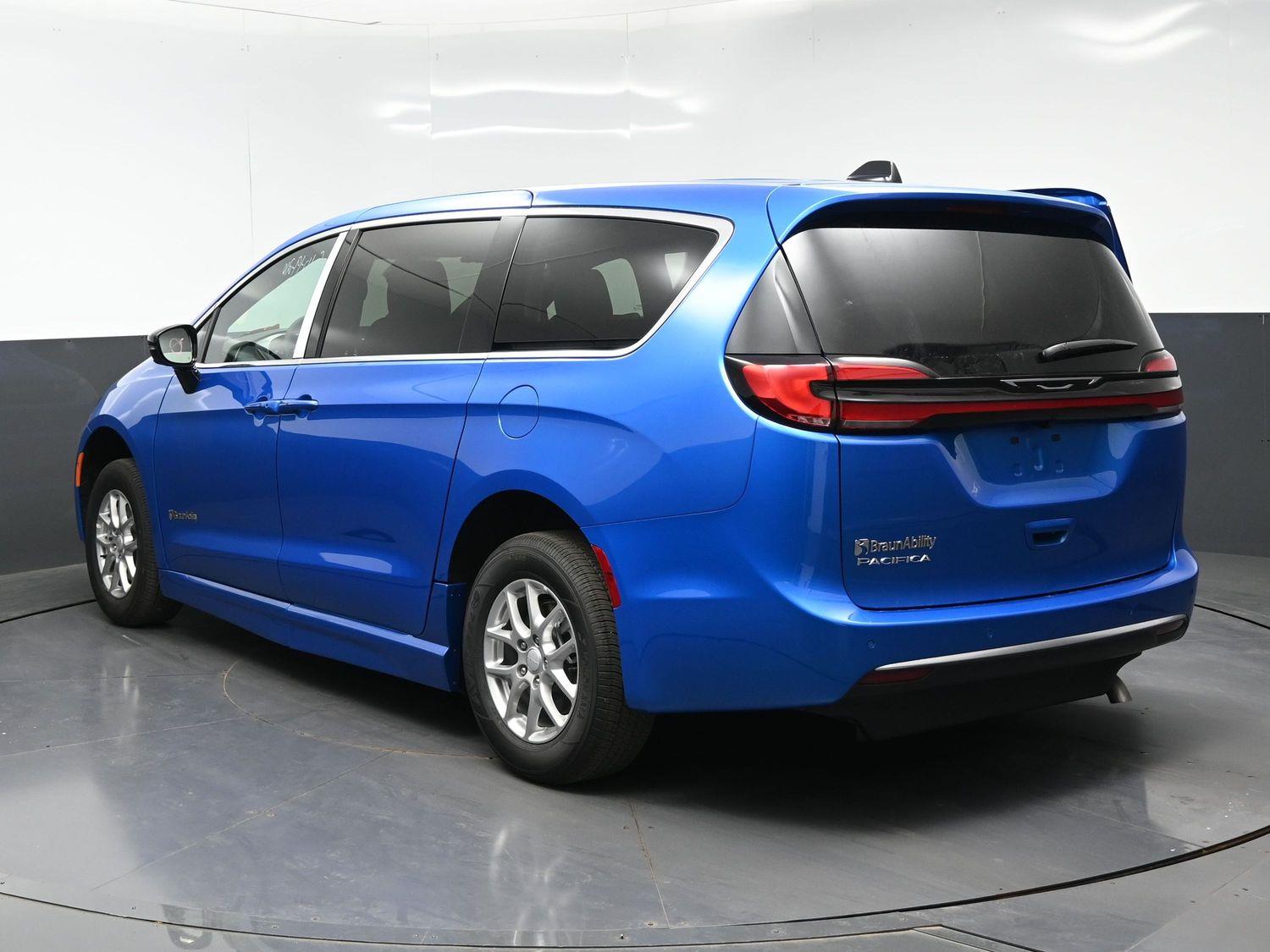 New 2027 Chrysler Pacifica Select