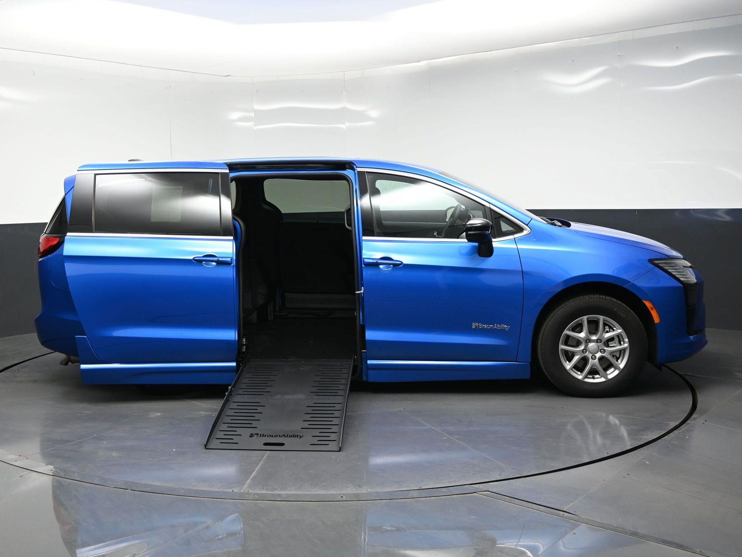 New 2027 Chrysler Pacifica Select