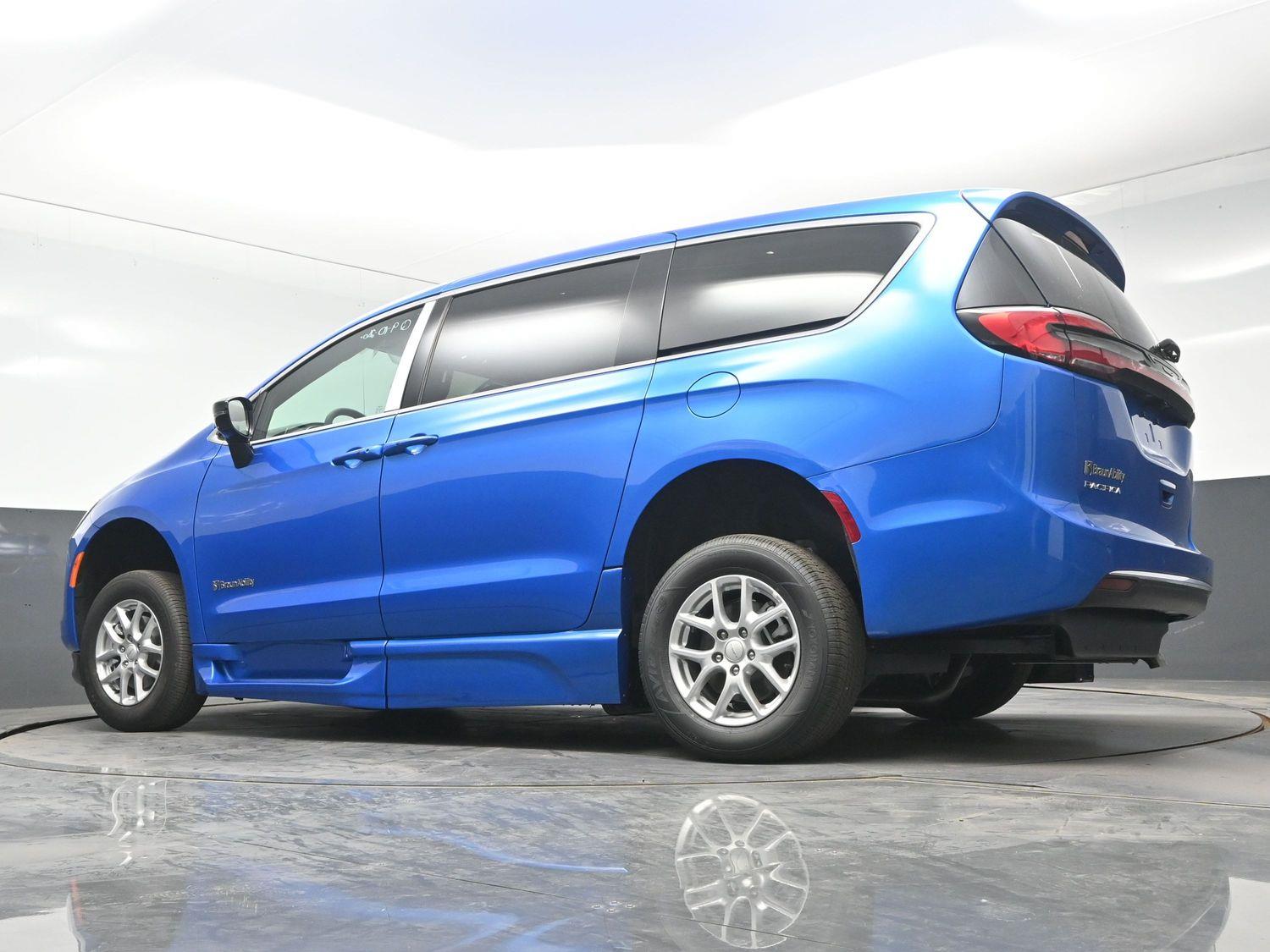 New 2027 Chrysler Pacifica Select