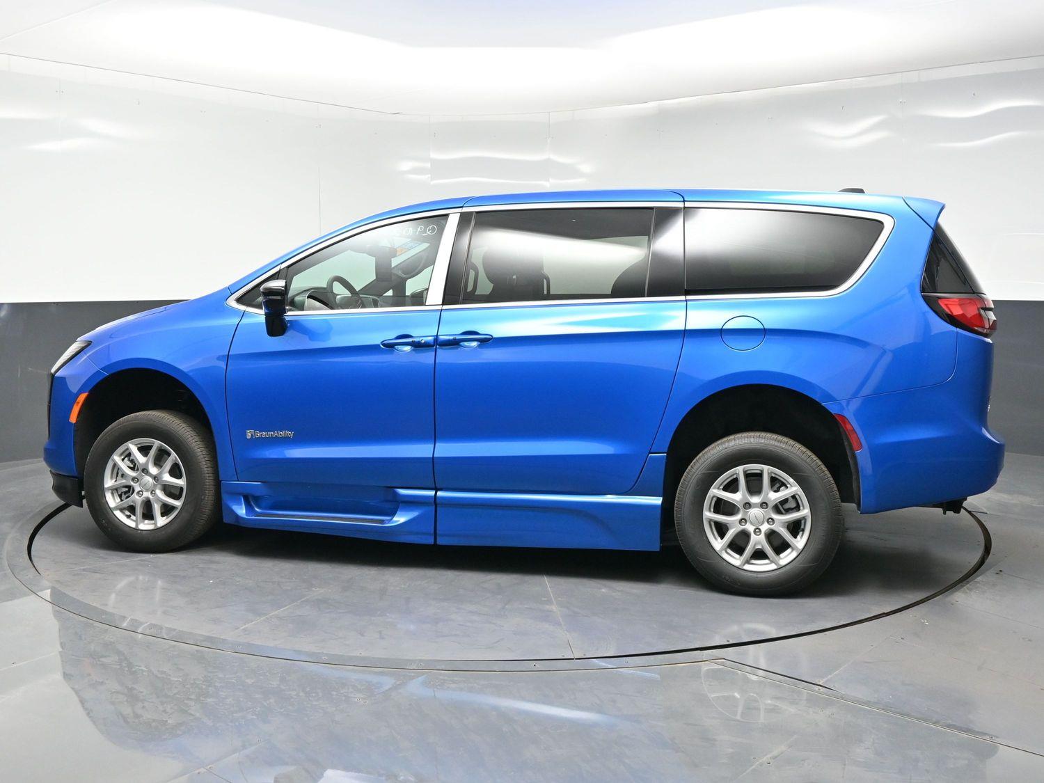 New 2027 Chrysler Pacifica Select