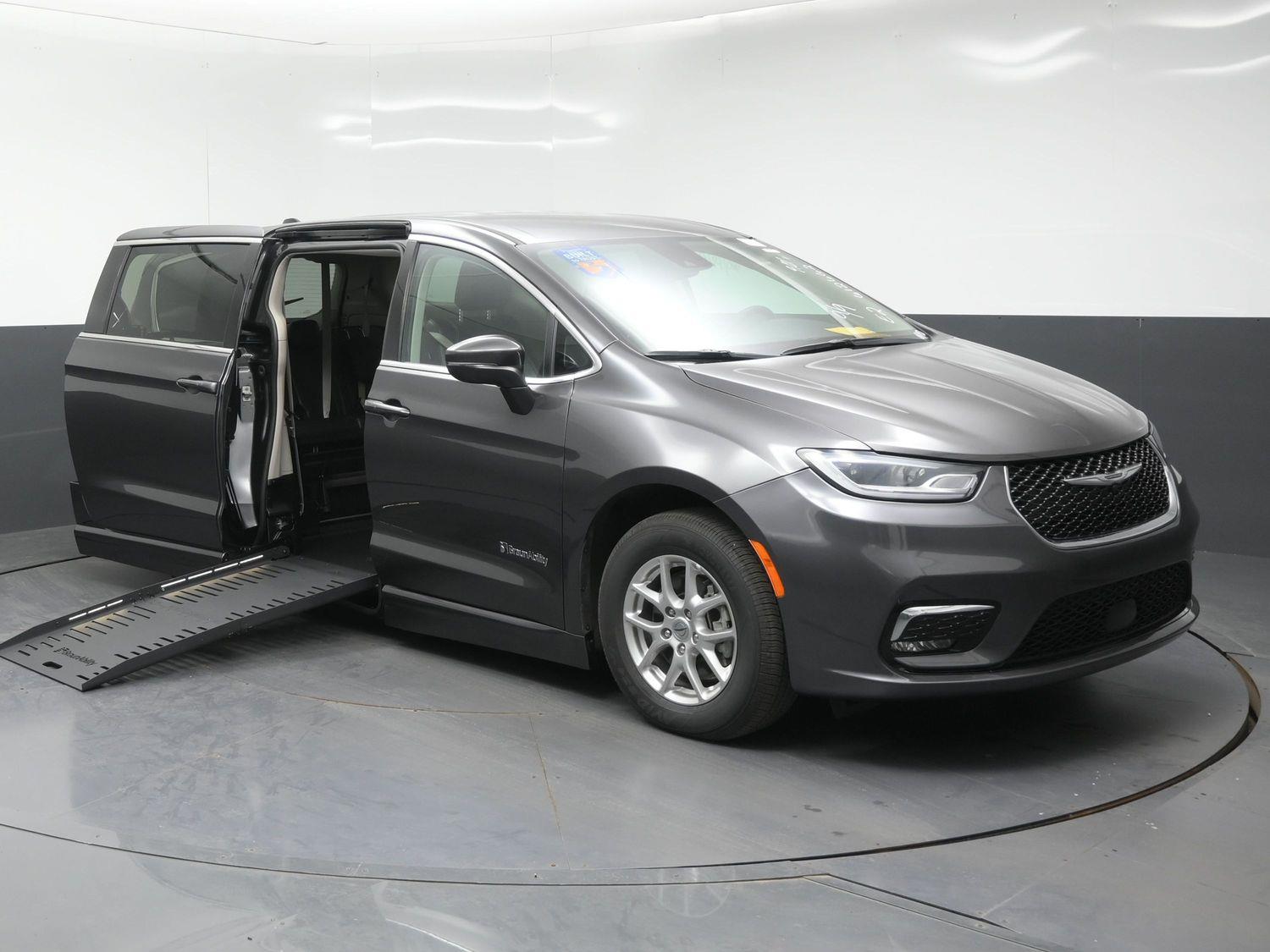 Pre-Owned 2023 Chrysler Pacifica Select