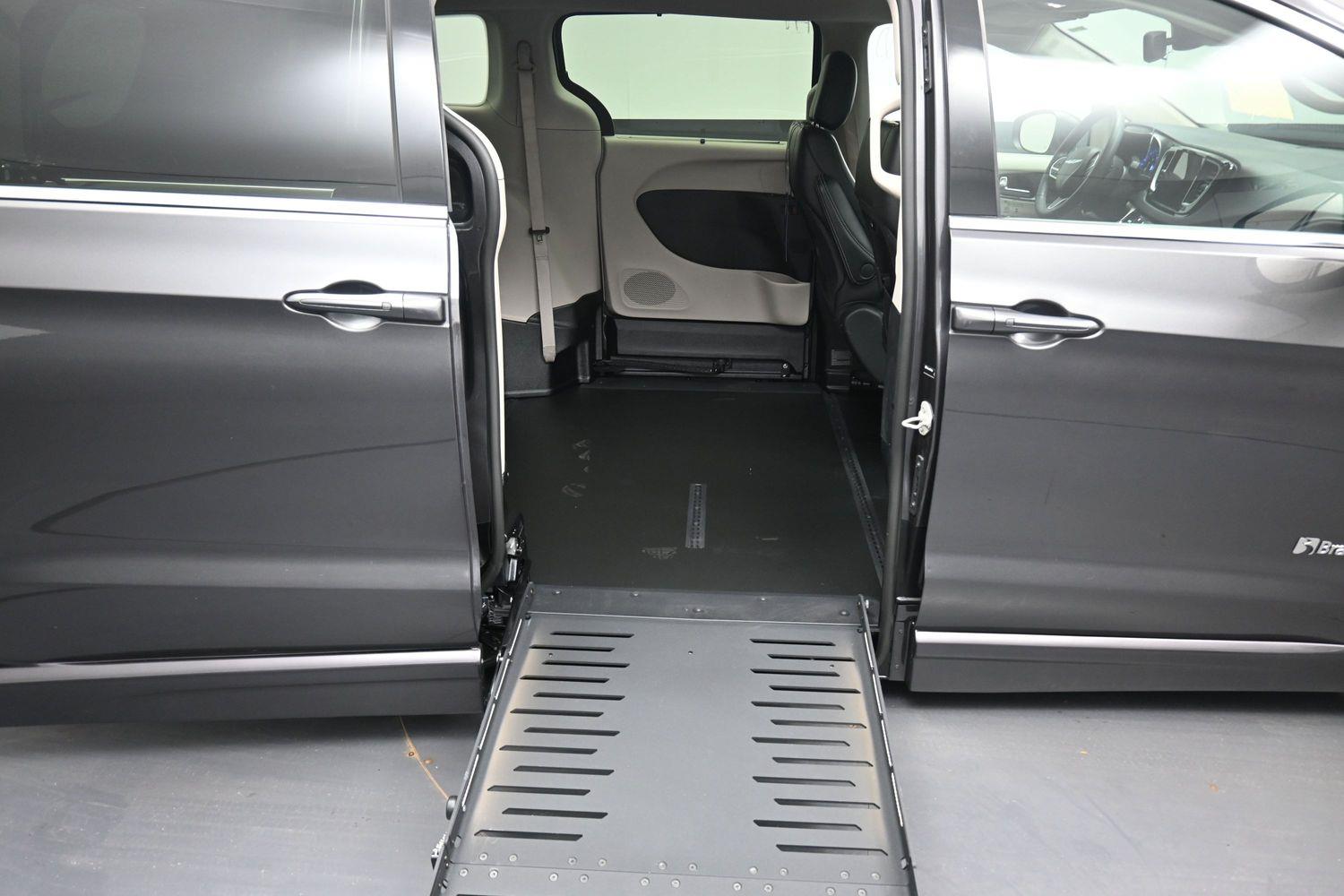 Pre-Owned 2023 Chrysler Pacifica Select