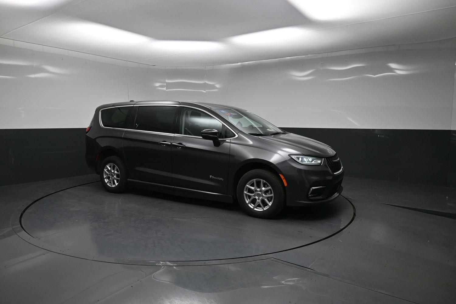 Pre-Owned 2023 Chrysler Pacifica Select