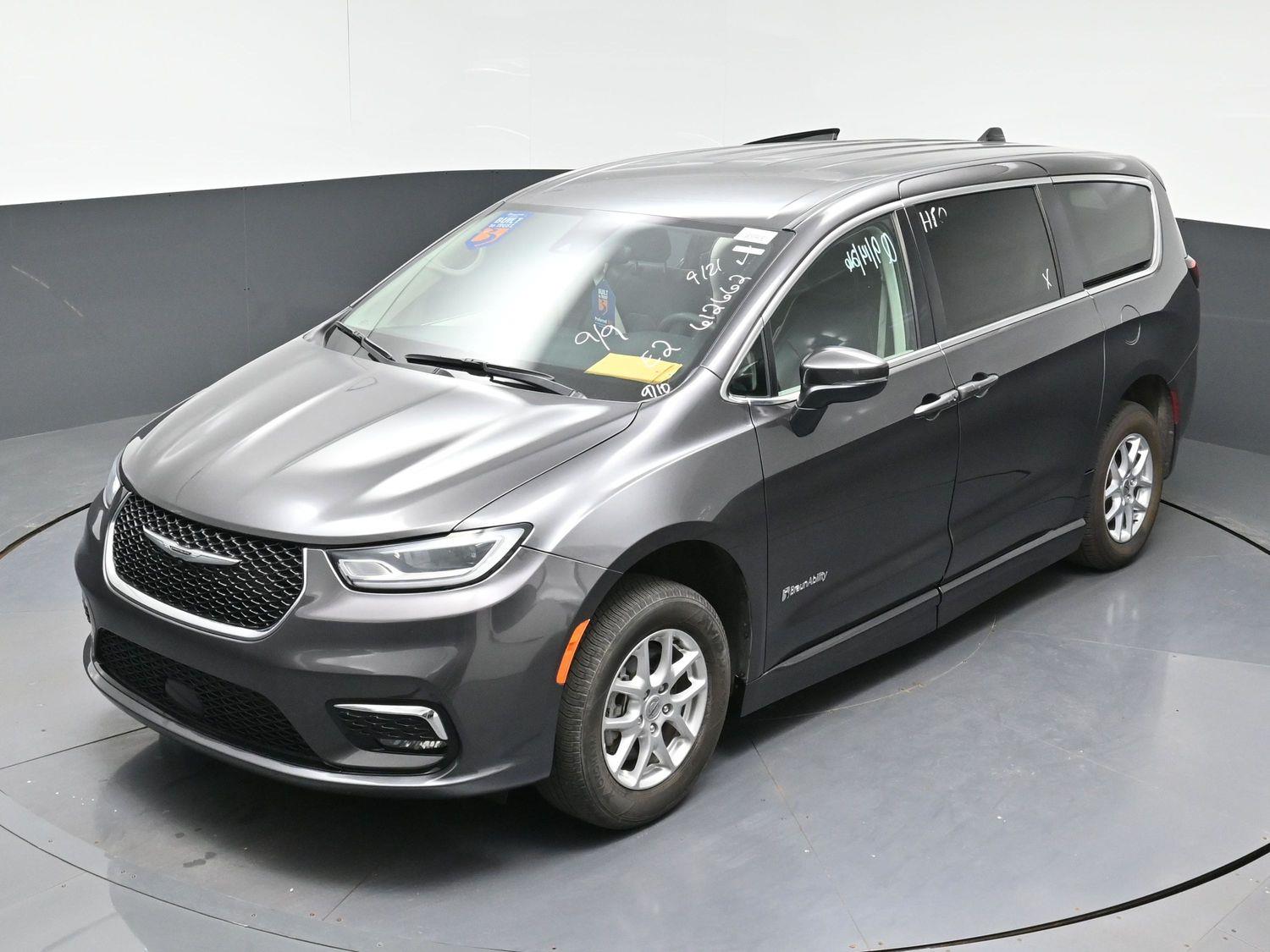 Pre-Owned 2023 Chrysler Pacifica Select
