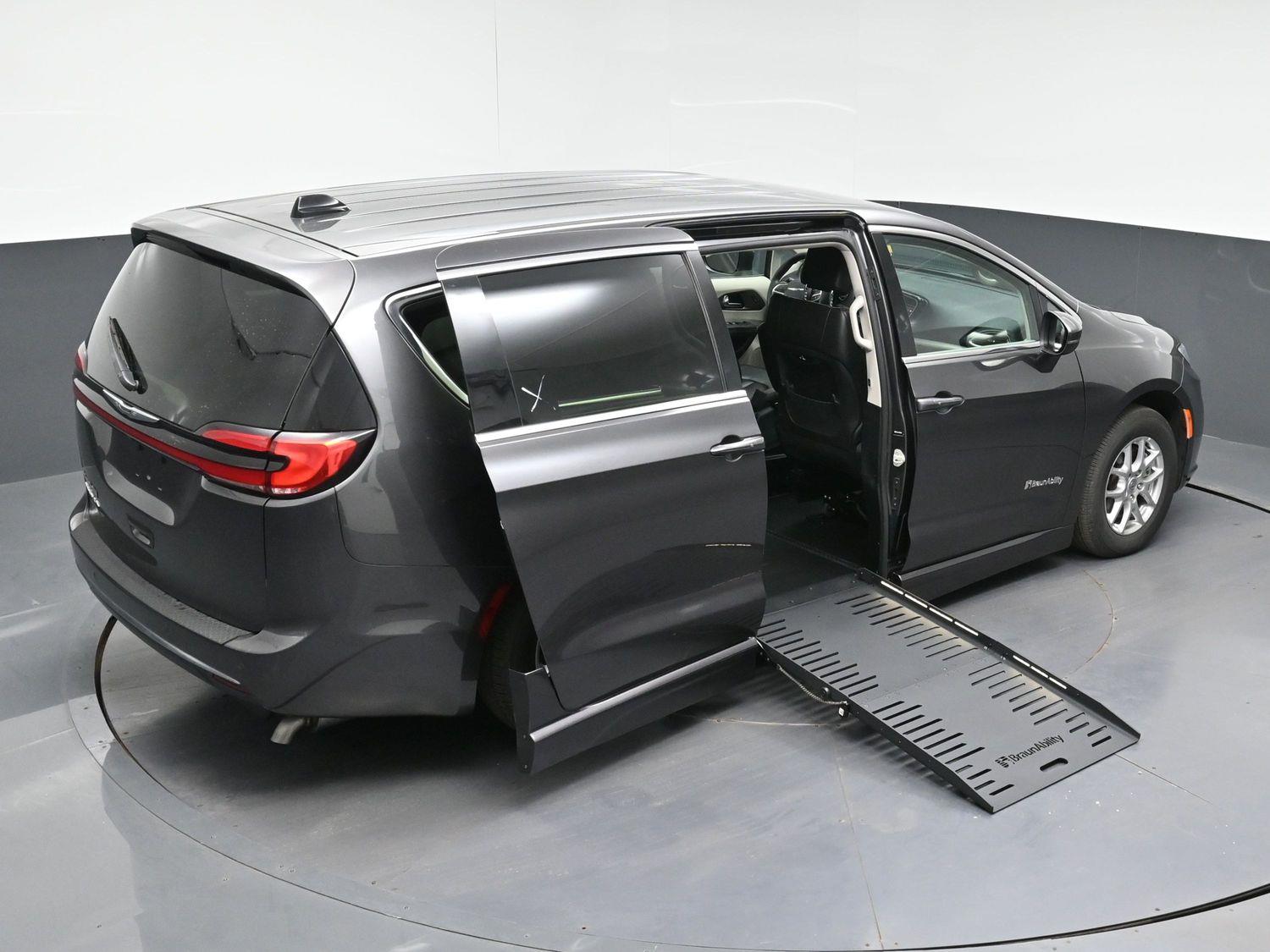 Pre-Owned 2023 Chrysler Pacifica Select