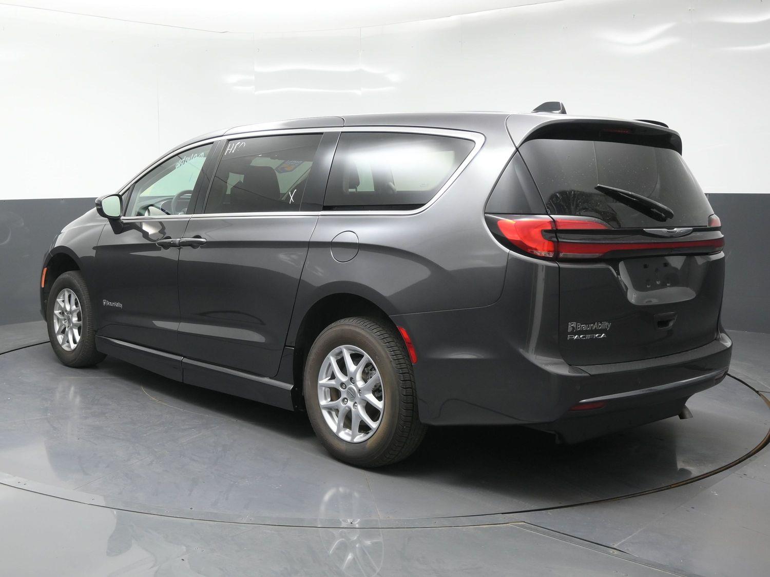 Pre-Owned 2023 Chrysler Pacifica Select