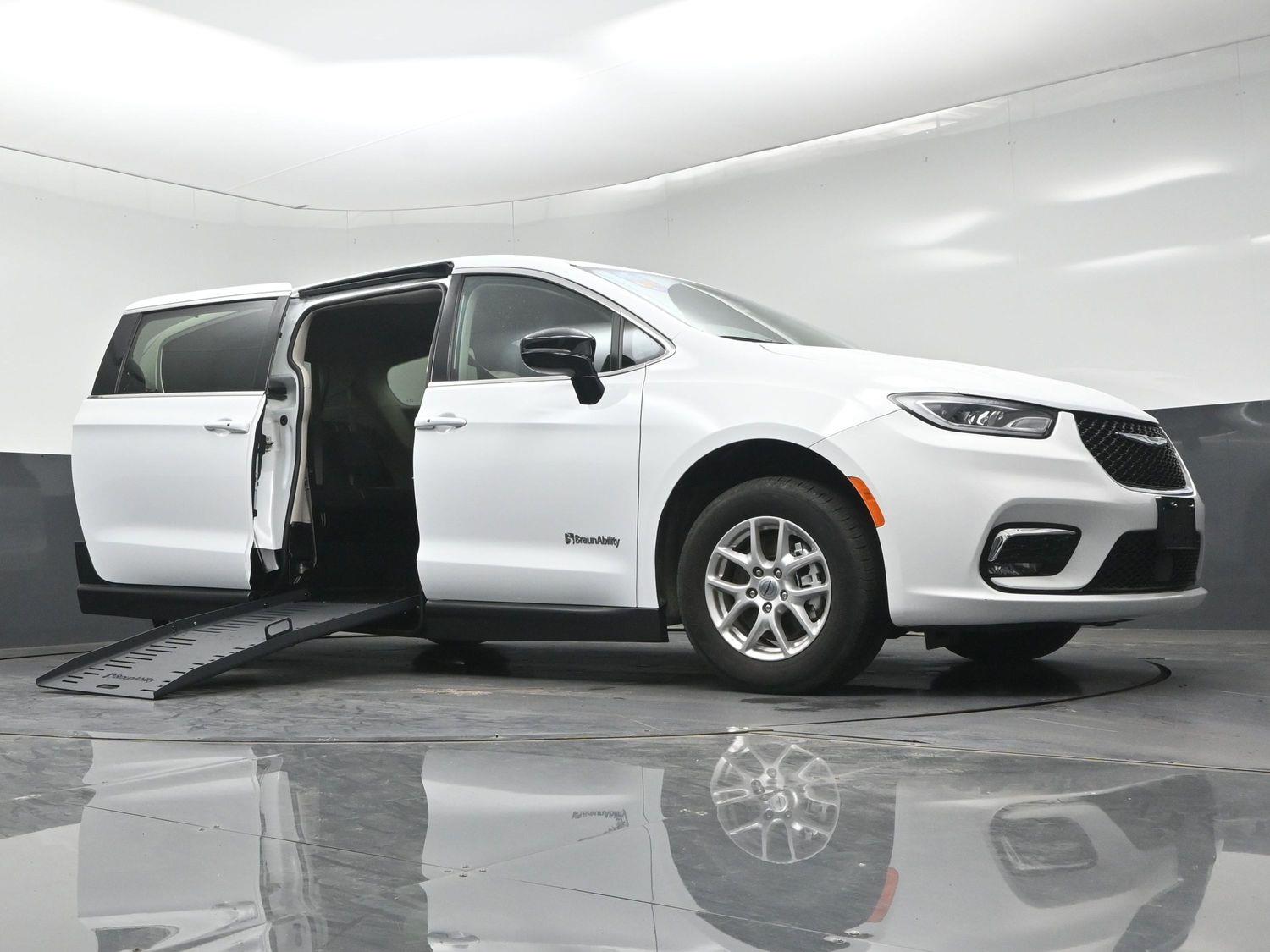 Pre-Owned 2024 Chrysler Pacifica Touring L