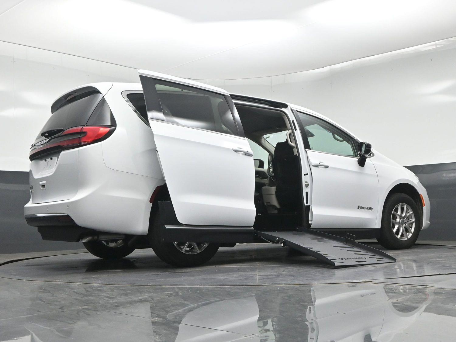 Pre-Owned 2024 Chrysler Pacifica Touring L
