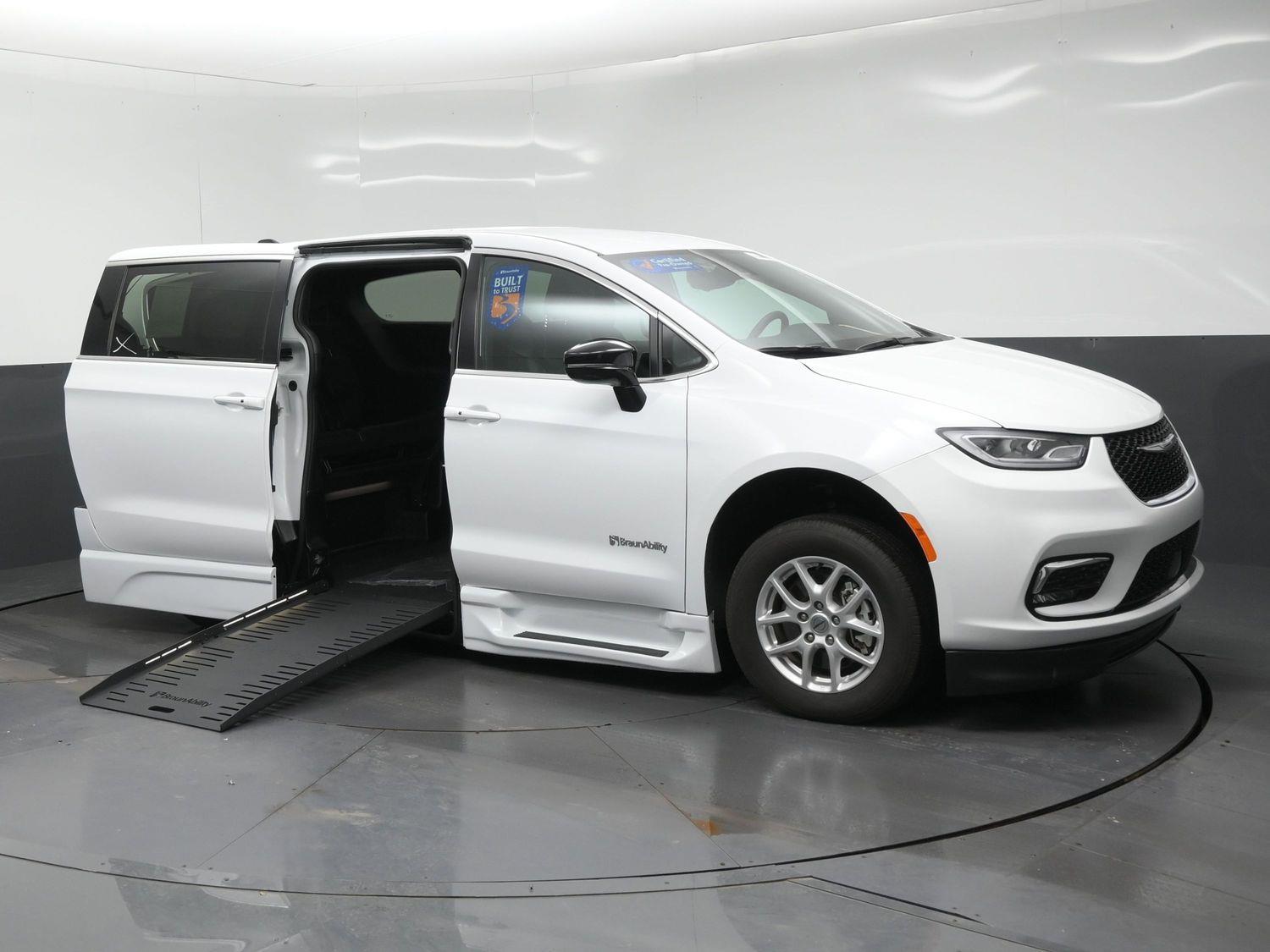 Certified Pre-Owned 2025 Chrysler Pacifica Select