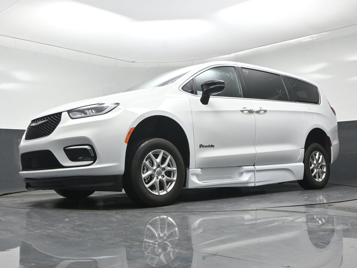 Certified Pre-Owned 2025 Chrysler Pacifica Select