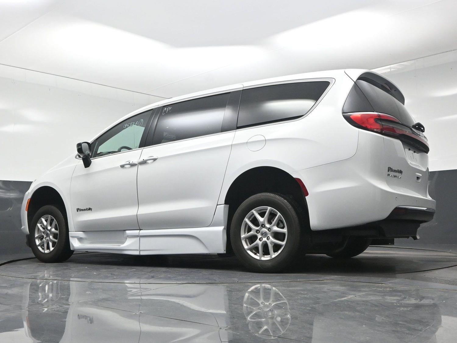 Certified Pre-Owned 2025 Chrysler Pacifica Select