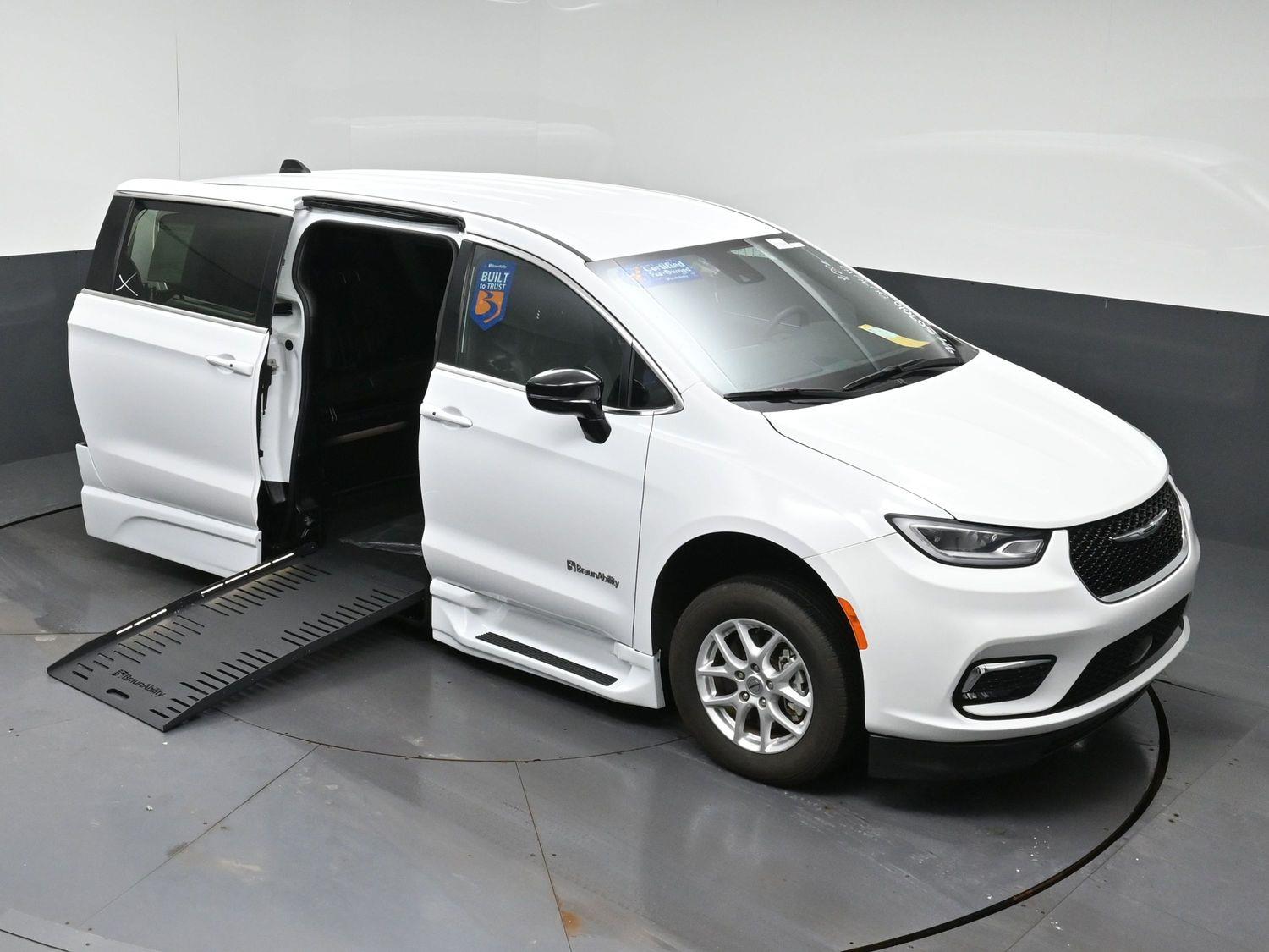 Certified Pre-Owned 2025 Chrysler Pacifica Select