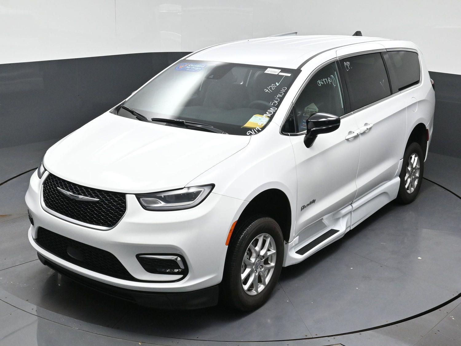 Certified Pre-Owned 2025 Chrysler Pacifica Select