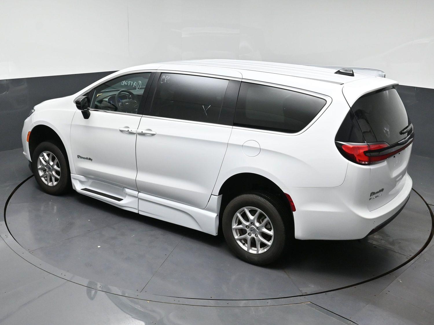 Certified Pre-Owned 2025 Chrysler Pacifica Select