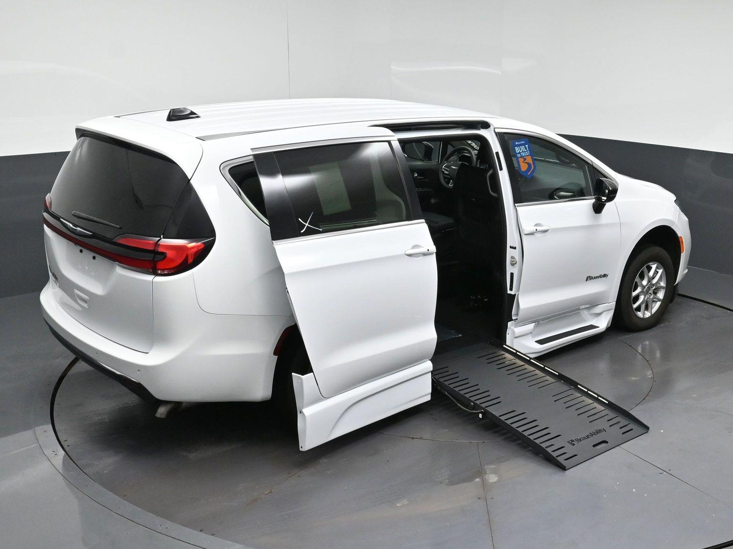 Certified Pre-Owned 2025 Chrysler Pacifica Select