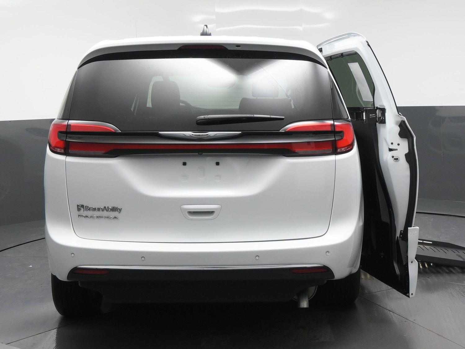 Certified Pre-Owned 2025 Chrysler Pacifica Select