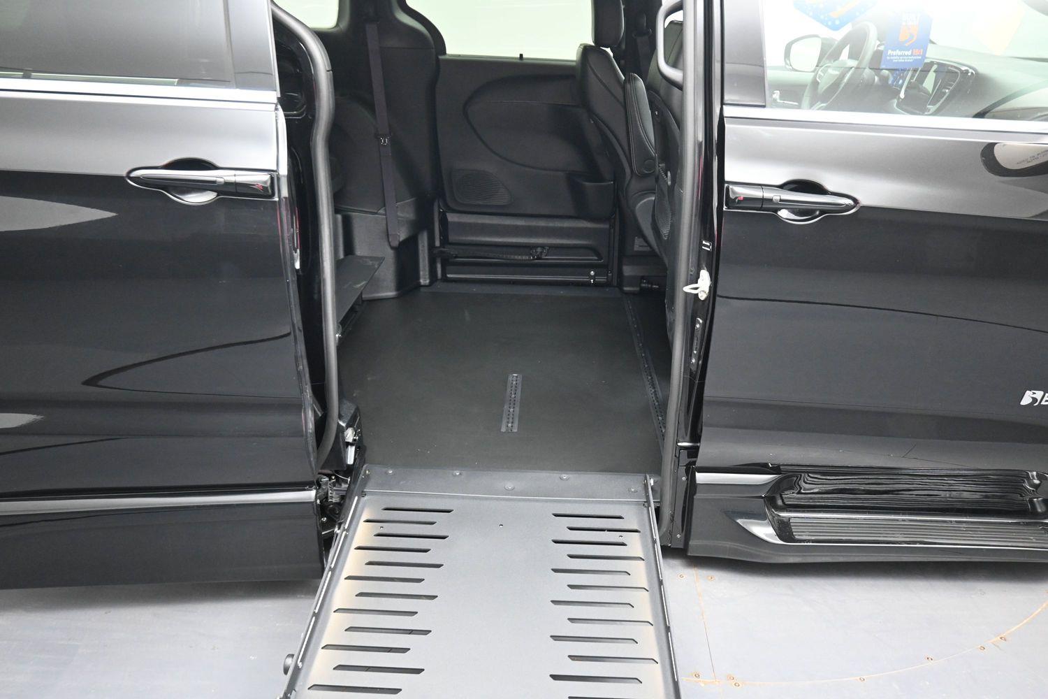 Certified Pre-Owned 2025 Chrysler Pacifica Select
