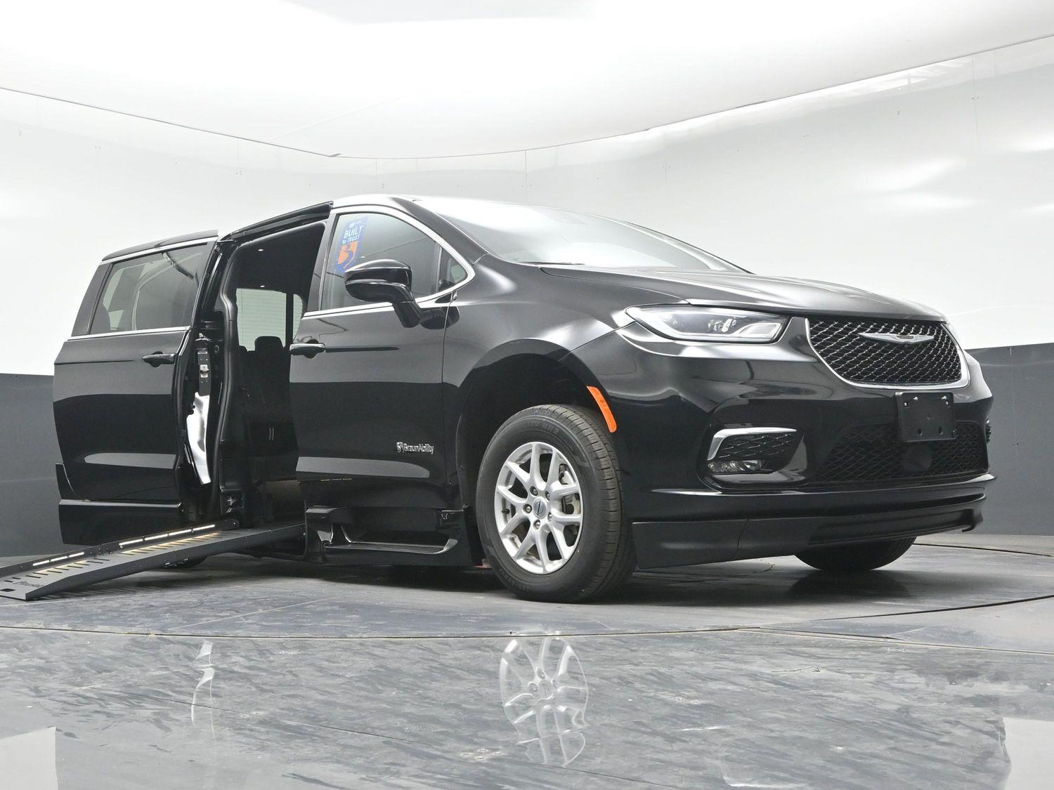 Certified Pre-Owned 2025 Chrysler Pacifica Select