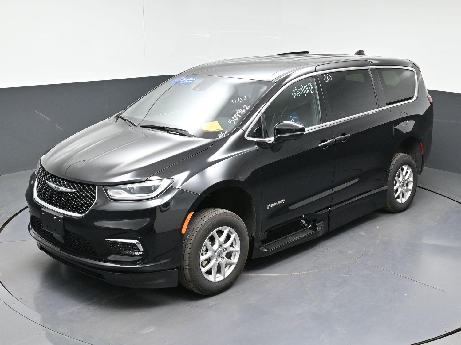 Certified Pre-Owned 2025 Chrysler Pacifica Select