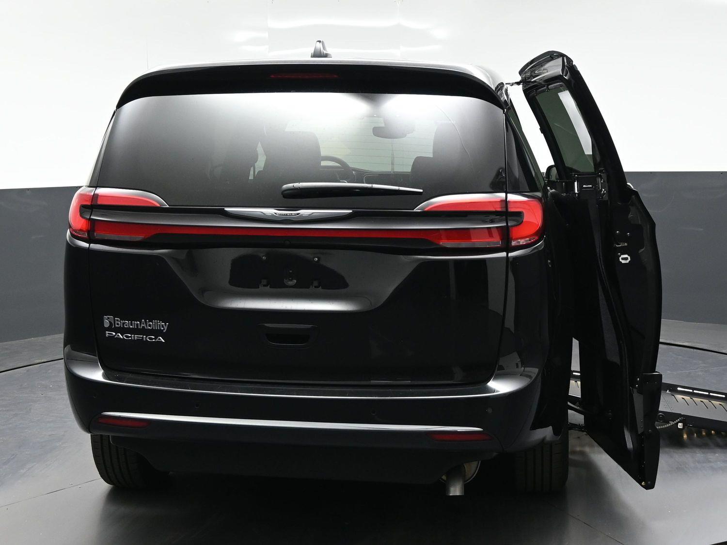 Certified Pre-Owned 2025 Chrysler Pacifica Select