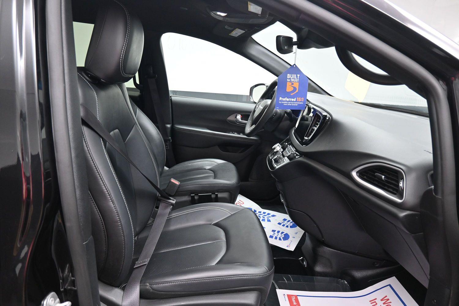 Certified Pre-Owned 2025 Chrysler Pacifica Select