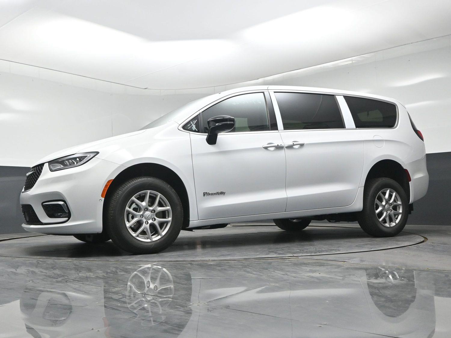 New 2026 Chrysler Pacifica Select