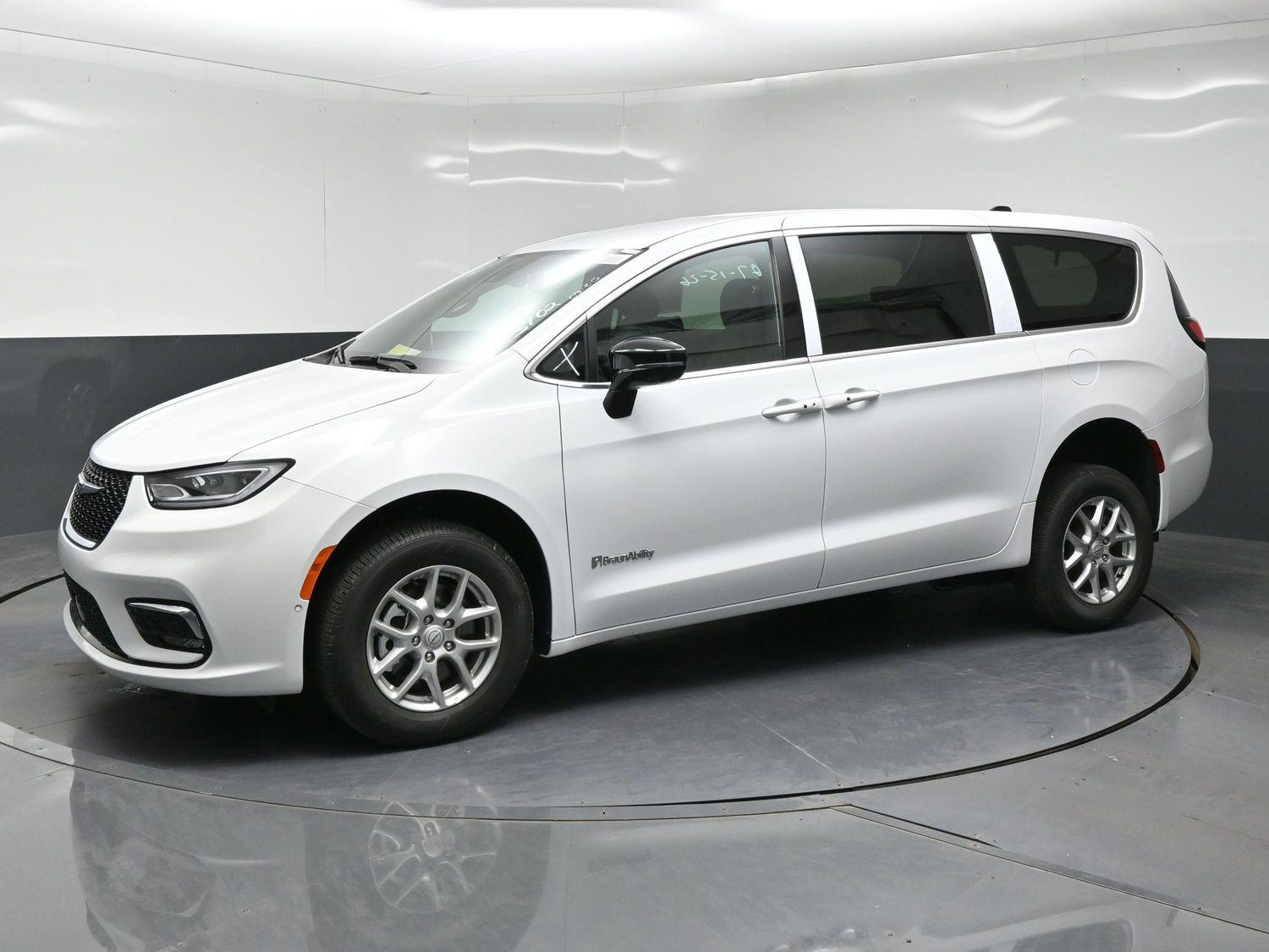 New 2026 Chrysler Pacifica Select