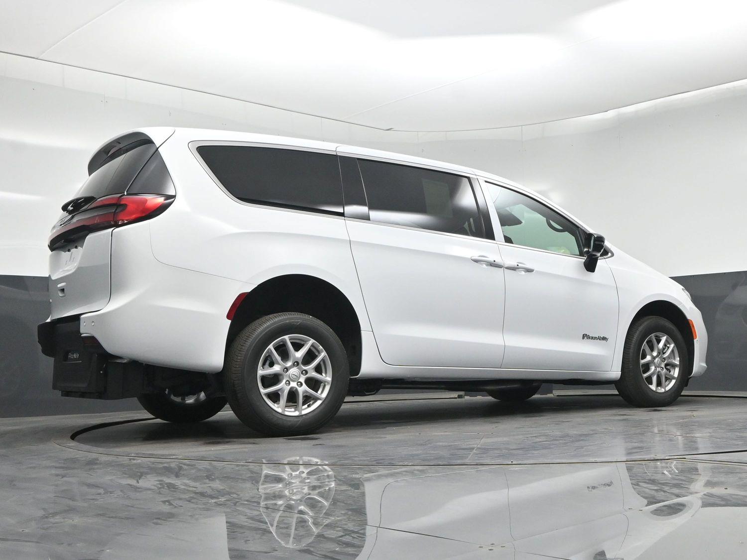 New 2026 Chrysler Pacifica Select