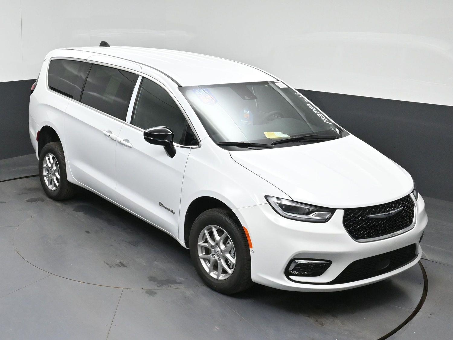New 2026 Chrysler Pacifica Select