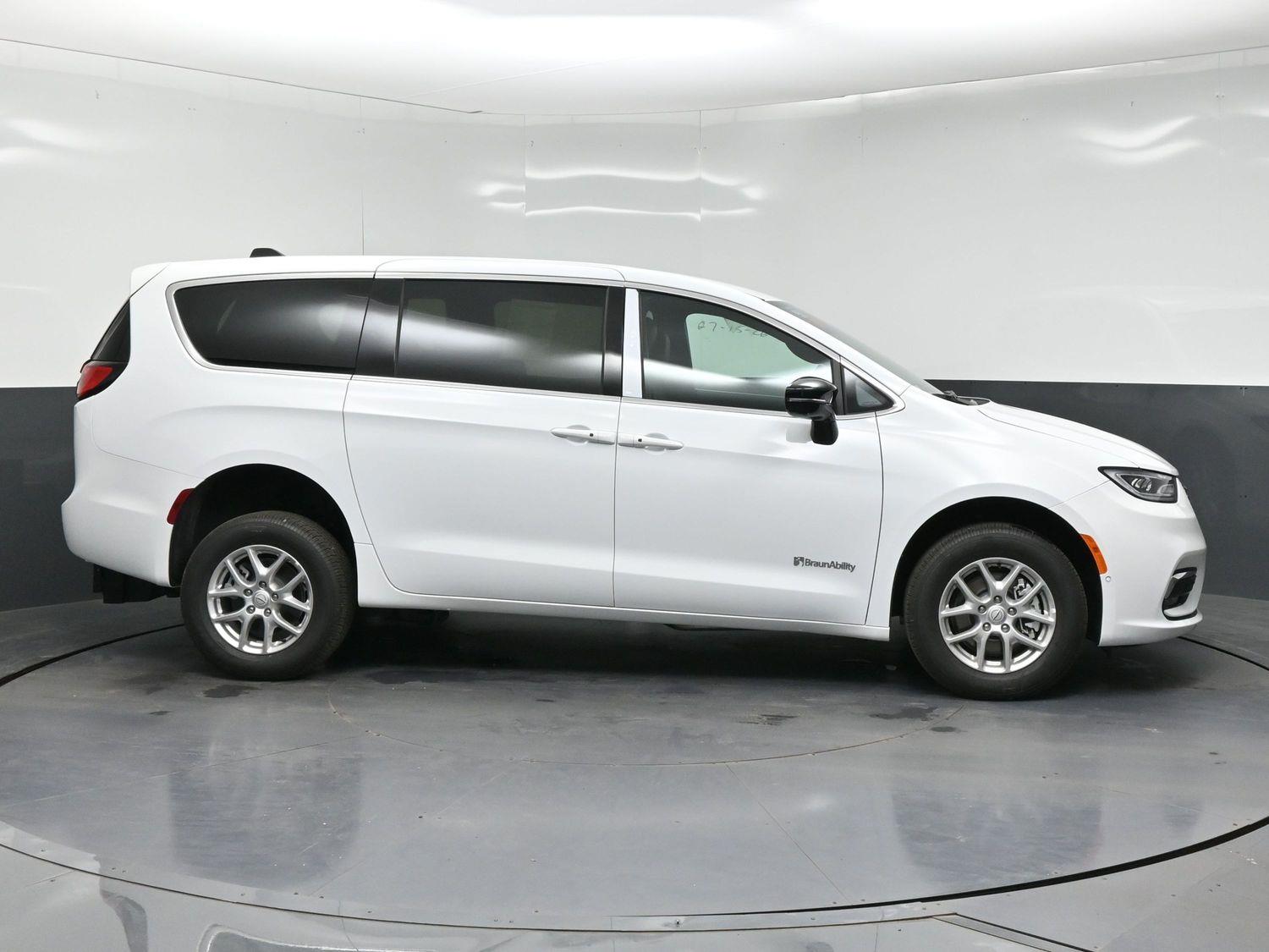 New 2026 Chrysler Pacifica Select